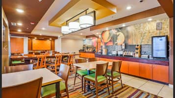 Café da manhã com buffet grátis todos os dias