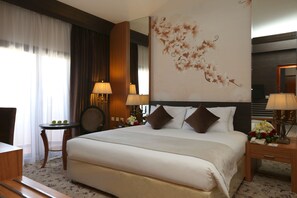 Minibar, caja de seguridad en la habitación y decoración personalizada 