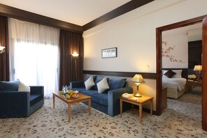 Minibar, caja de seguridad en la habitación y decoración personalizada 