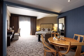 Minibar, caja de seguridad en la habitación y decoración personalizada 