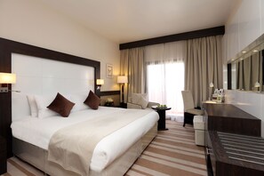 Minibar, caja de seguridad en la habitación y decoración personalizada 