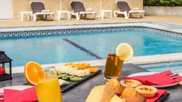 Seasonal outdoor pool, pool umbrellas, sun loungers