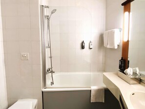 Tina con regadera, tina profunda, amenidades de baño ecológicas 