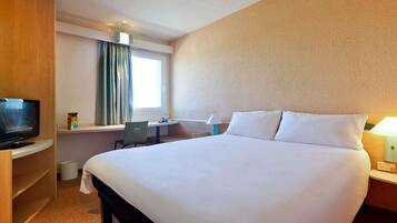 Escritorio, espacio para trabajar con un portátil, cortinas opacas