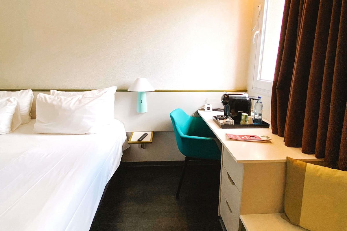 Bureau, espace de travail pour ordinateur portable, rideaux occultants