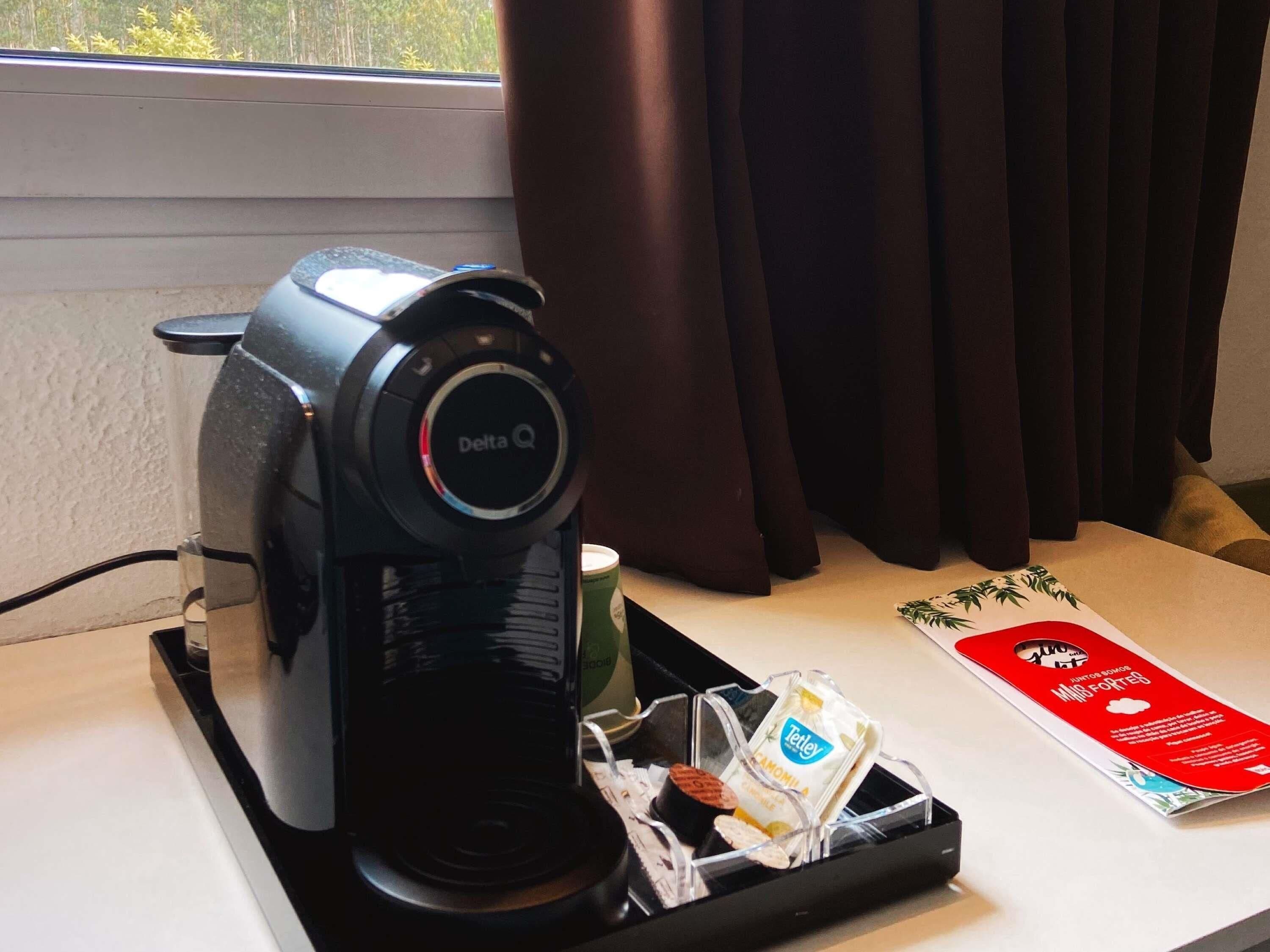 Escritorio, espacio para trabajar con un portátil, cortinas opacas