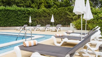 Seasonal outdoor pool, pool umbrellas, sun loungers