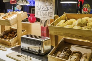 Petit déjeuner buffet servi tous les jours en supplément