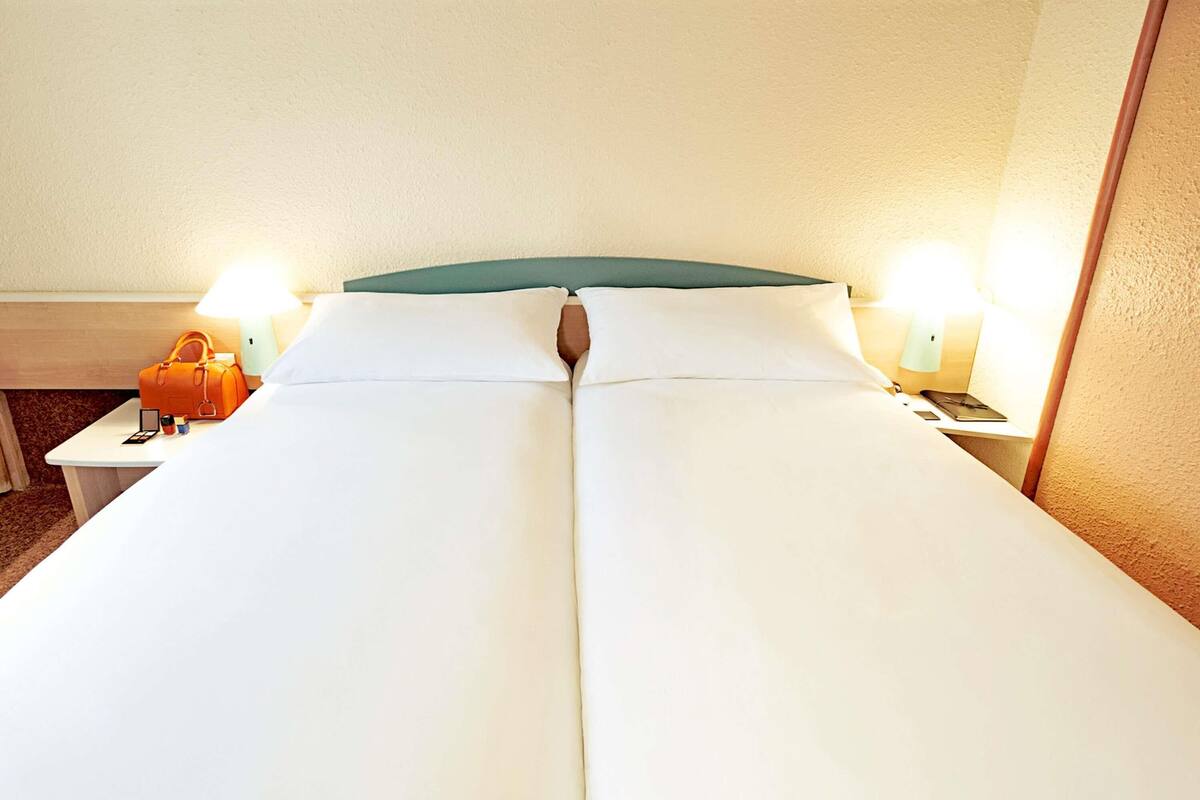 Chambre avec lits jumeaux, 2 lits une place | Bureau, espace de travail pour ordinateur portable, rideaux occultants