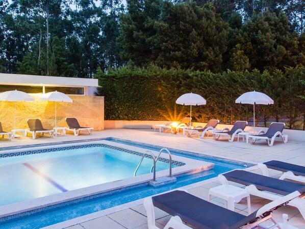 Seasonal outdoor pool, pool umbrellas, pool loungers - ibis Porto Sul Europarque (Santa Maria da Feira)