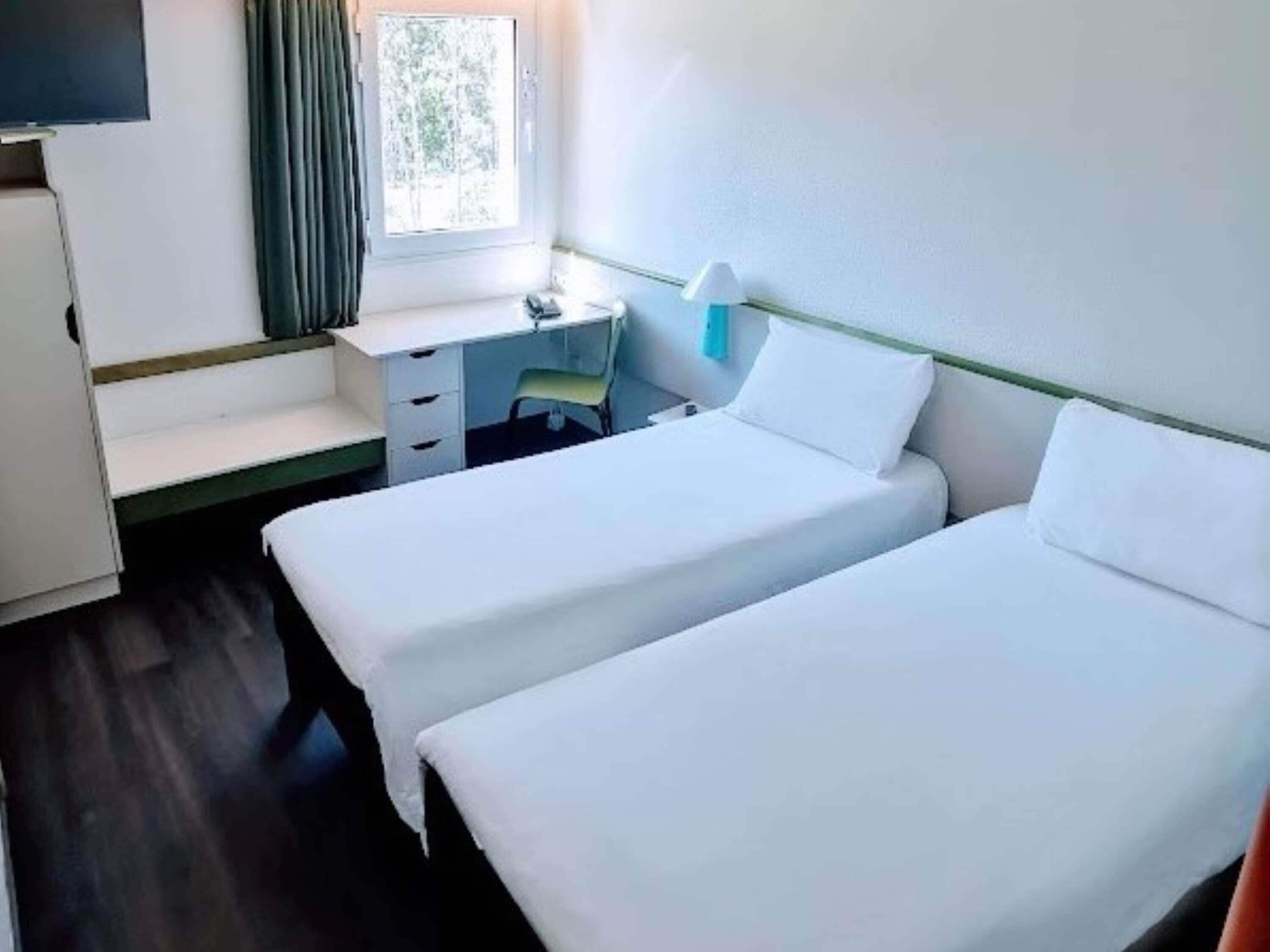 Chambre avec lits jumeaux, 2 lits une place | Bureau, espace de travail pour ordinateur portable, rideaux occultants