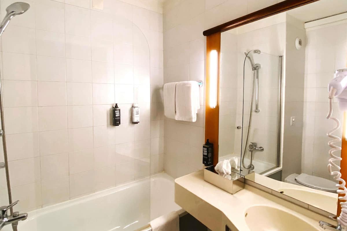 Habitación Confort doble | Escritorio, espacio para trabajar con un portátil, cortinas opacas