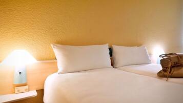 Una scrivania, postazione laptop, tende oscuranti, insonorizzazione