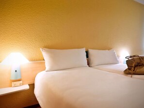 Bureau, espace de travail pour ordinateur portable, rideaux occultants