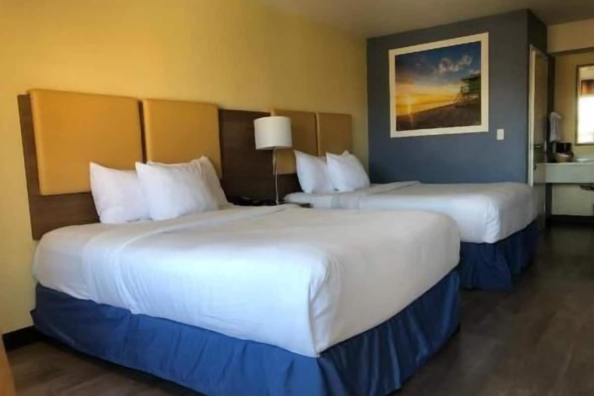 Ropa de cama hipoalergénica, escritorio y tabla de planchar con plancha