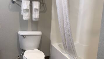 Kombinert dusj/badekar, hårføner og håndklær