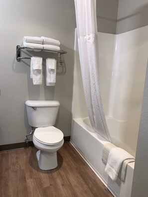 Combined shower/tub, hair dryer, towels - Days Inn by Wyndham Hayward Airport (Hayward)