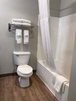Bañera con ducha, secador de pelo, toallas