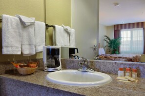 Combined shower/bathtub, hair dryer, towels