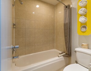 Kombinert dusj/badekar, hårføner og håndklær