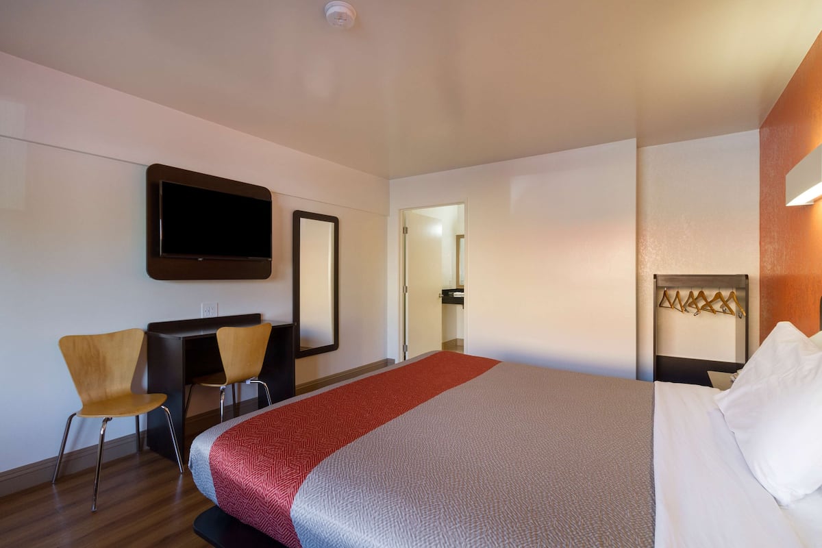 Safe på rommet, blendingsgardiner, sengetøy og vekkerklokke