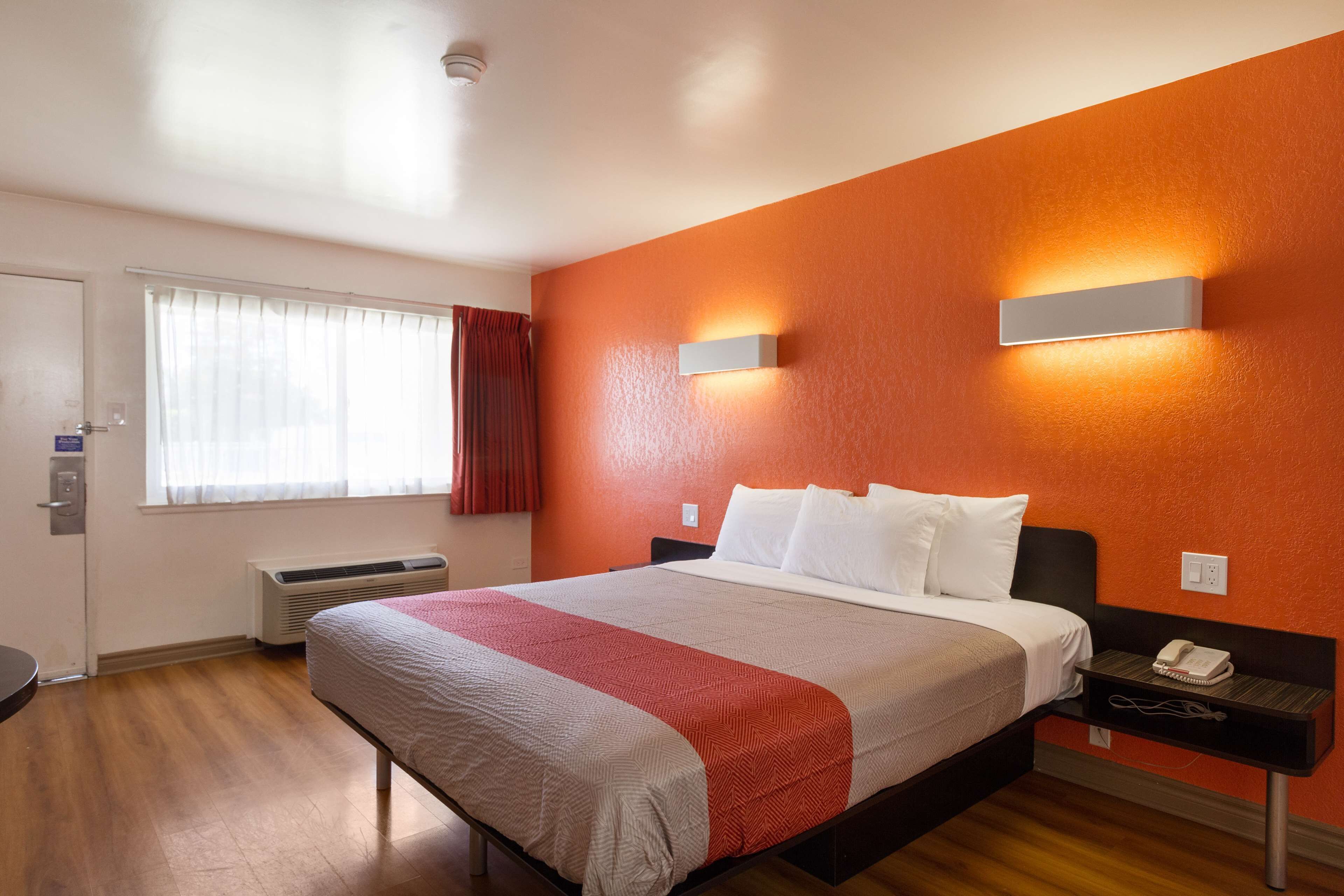 Safe på rommet, blendingsgardiner, sengetøy og vekkerklokke