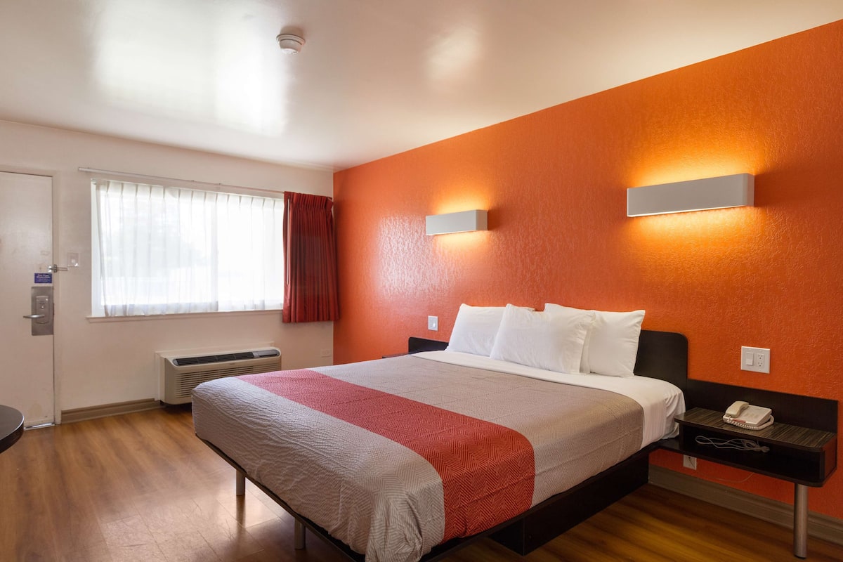 Safe på rommet, blendingsgardiner, sengetøy og vekkerklokke