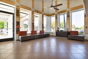 Lobby sitting area - Motel 6 Claremont, CA (Claremont)