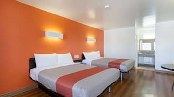 Safe på rommet, blendingsgardiner, sengetøy og vekkerklokke