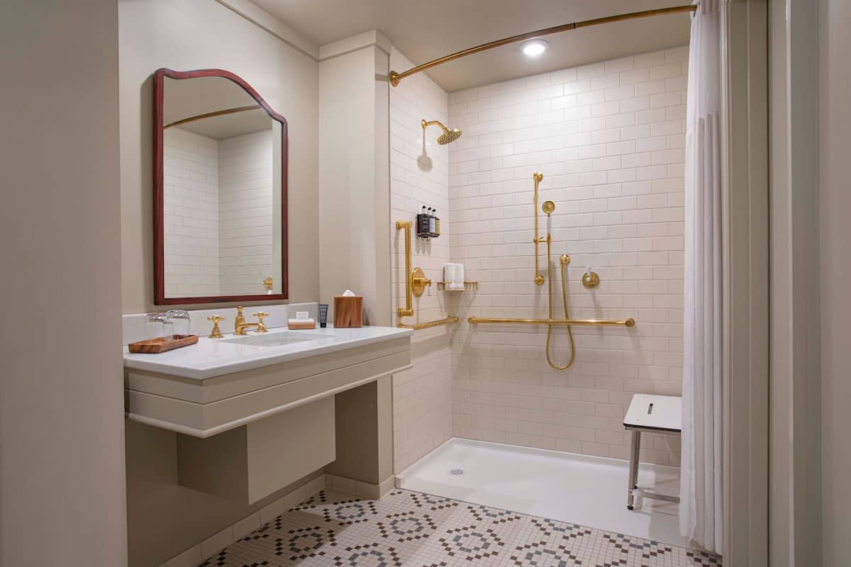 Camera, 1 letto king con divano letto (Mobility Accessible, Roll-In Shower) | Bagno | Combinazione doccia/vasca, set di cortesia gratuito, asciugacapelli