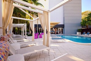 Una piscina al aire libre, camas de piscina gratis