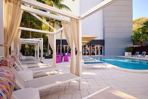 Piscine extérieure, cabanons gratuits, chaises longues