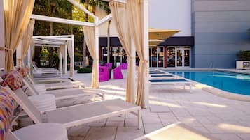 Een buitenzwembad, gratis zwembadcabana's en ligstoelen