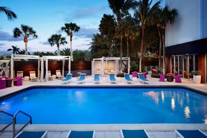 Outdoor pool, open 6:00 AM to 11:00 PM, free cabanas, sun loungers - Aloft by Marriott Miami Dadeland (Miami)