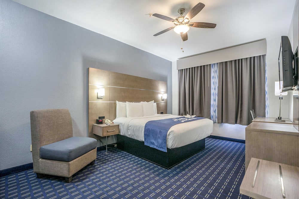 Days Inn & Suites by Wyndham Webster NASA-ClearLake-Houston