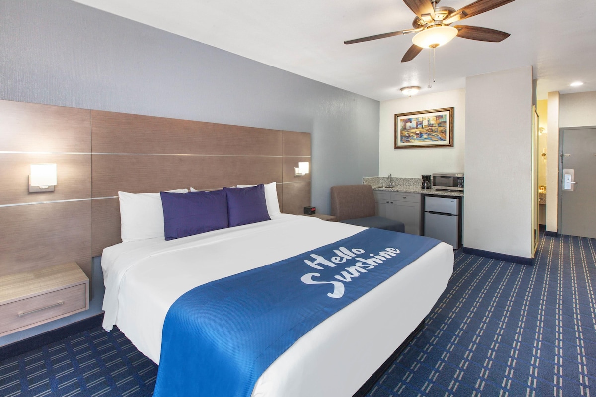 Room, 1 King Bed, Non Smoking (Second Floor, Interior Stairs Only) | Premium bedding, blackout drapes, iron/ironing board, WiFi (free)