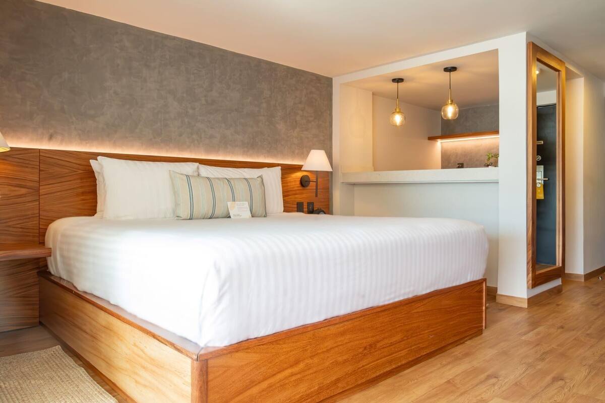 Premium bedding, in-room safe, desk, laptop workspace