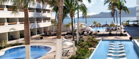 2 piscines extérieures, parasols de plage, chaises longues