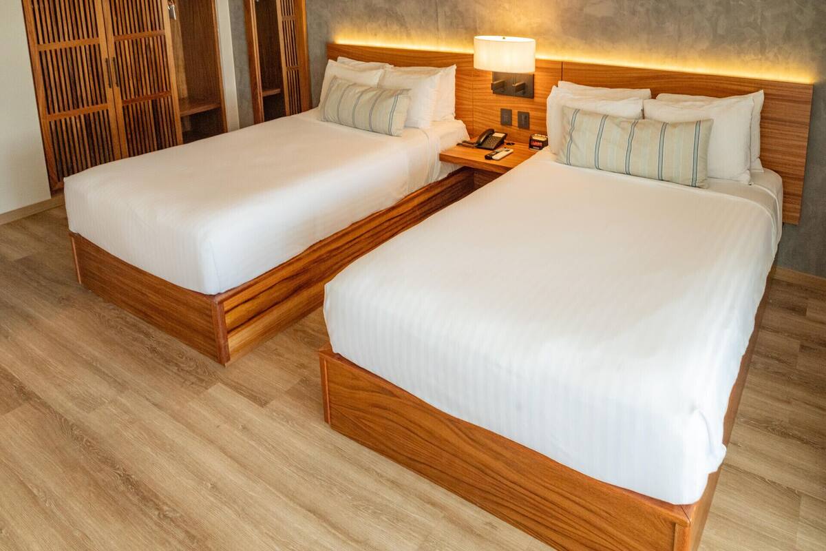 Premium bedding, in-room safe, desk, laptop workspace