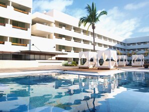 2 piscinas externas, guarda-sóis, espreguiçadeiras