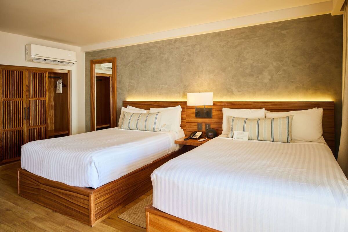 Premium bedding, in-room safe, desk, laptop workspace