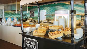 Se sirven desayunos, almuerzos, cenas y cocina internacional
