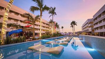 2 albercas al aire libre, sombrillas en la alberca y camastros