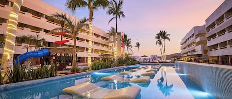 2 utendørsbassenger, bassengparasoller og solsenger