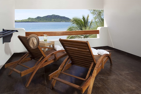 Na praia, prática de vôlei de praia