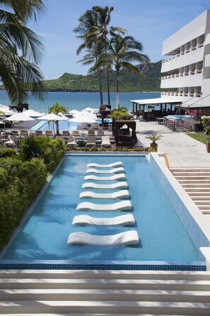 2 piscinas al aire libre, sombrillas, sillones reclinables de piscina