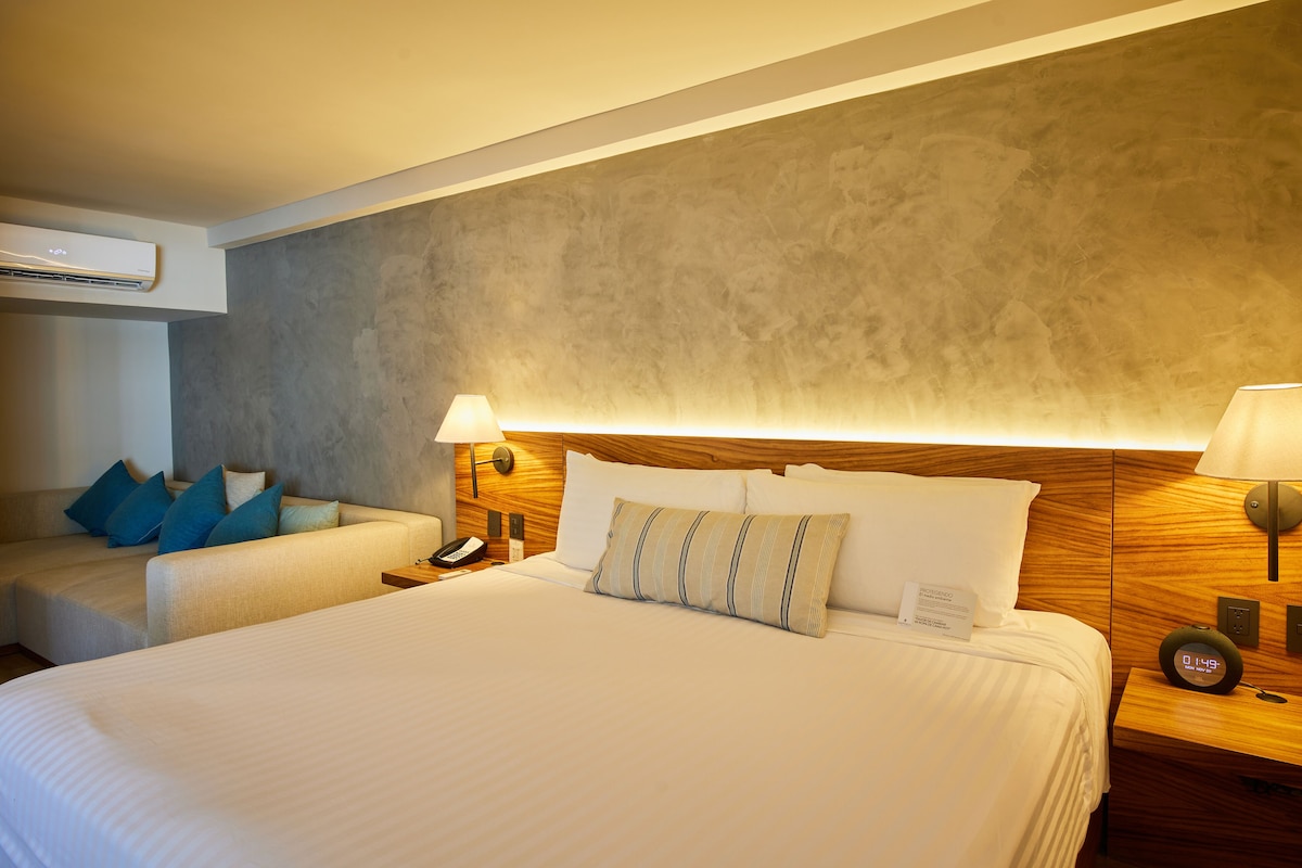 Ropa de cama de alta calidad y caja de seguridad en la habitación