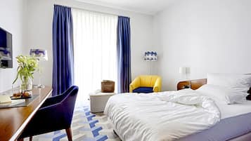 Hochwertige Bettwaren, Daunenbettdecken, Zimmersafe, Schreibtisch