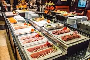 每日供應吃到飽早餐 (每人 EUR21)