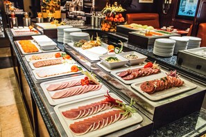 Frukostbuffé varje dag (EUR 21 per person)